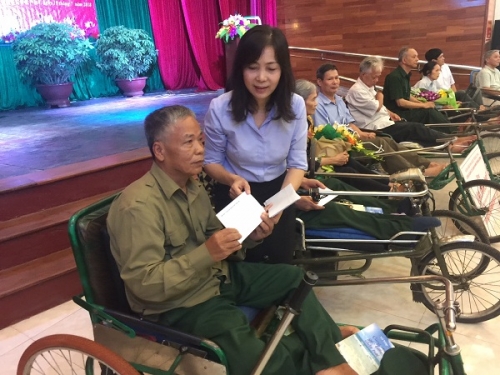 Công đoàn Cơ quan NHNN Trung ương thăm và tặng quà thương bệnh binh