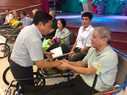 Công đoàn Cơ quan NHNN Trung ương thăm và tặng quà thương bệnh binh