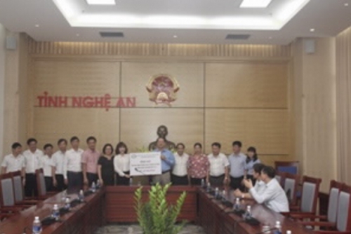 Trao 300 triệu đồng ủng hộ gia đình chính sách, người có công Trao 300 triệu đồng ủng hộ gia đình chính sách, người có công