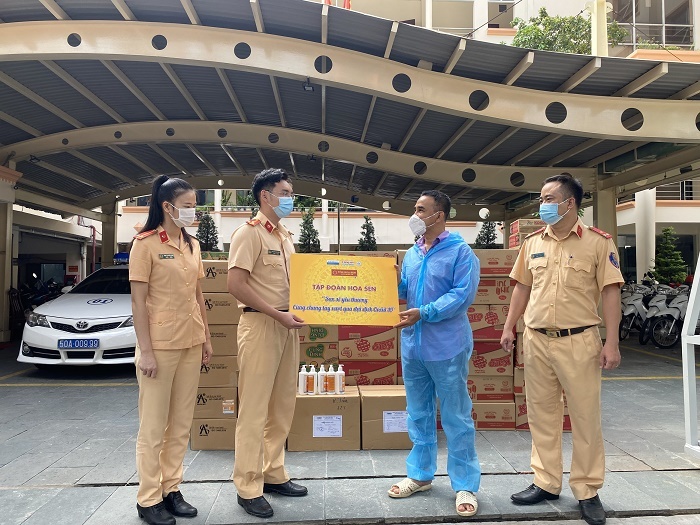 tap doan hoa sen noi dai hanh trinh yeu thuong vuot qua dai dich