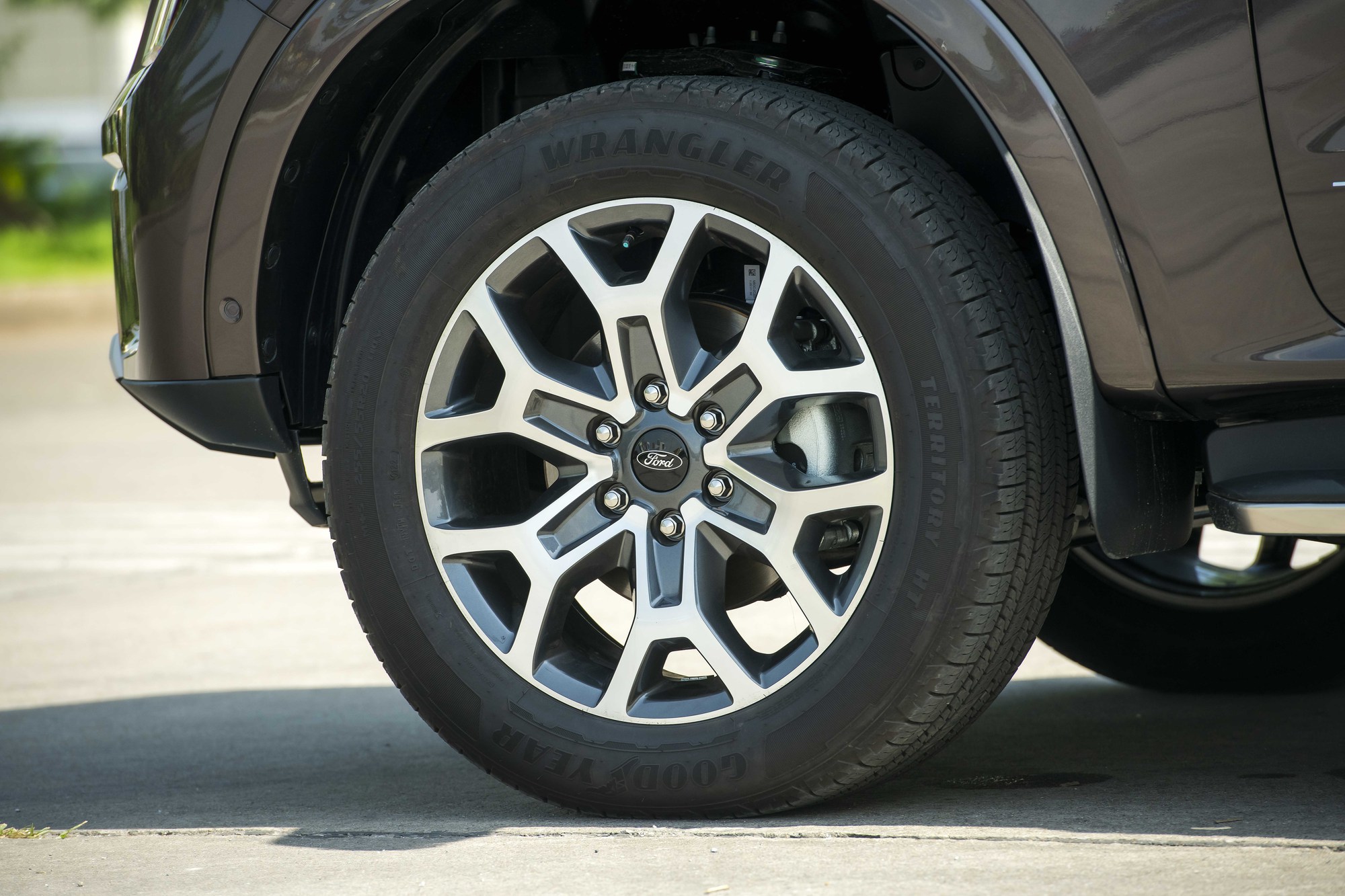 Ford Everest 2023 ra mắt với giá từ 1,099 tỷ đồng