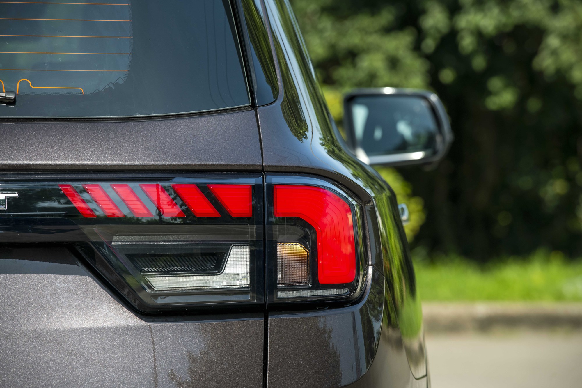 Ford Everest 2023 ra mắt với giá từ 1,099 tỷ đồng