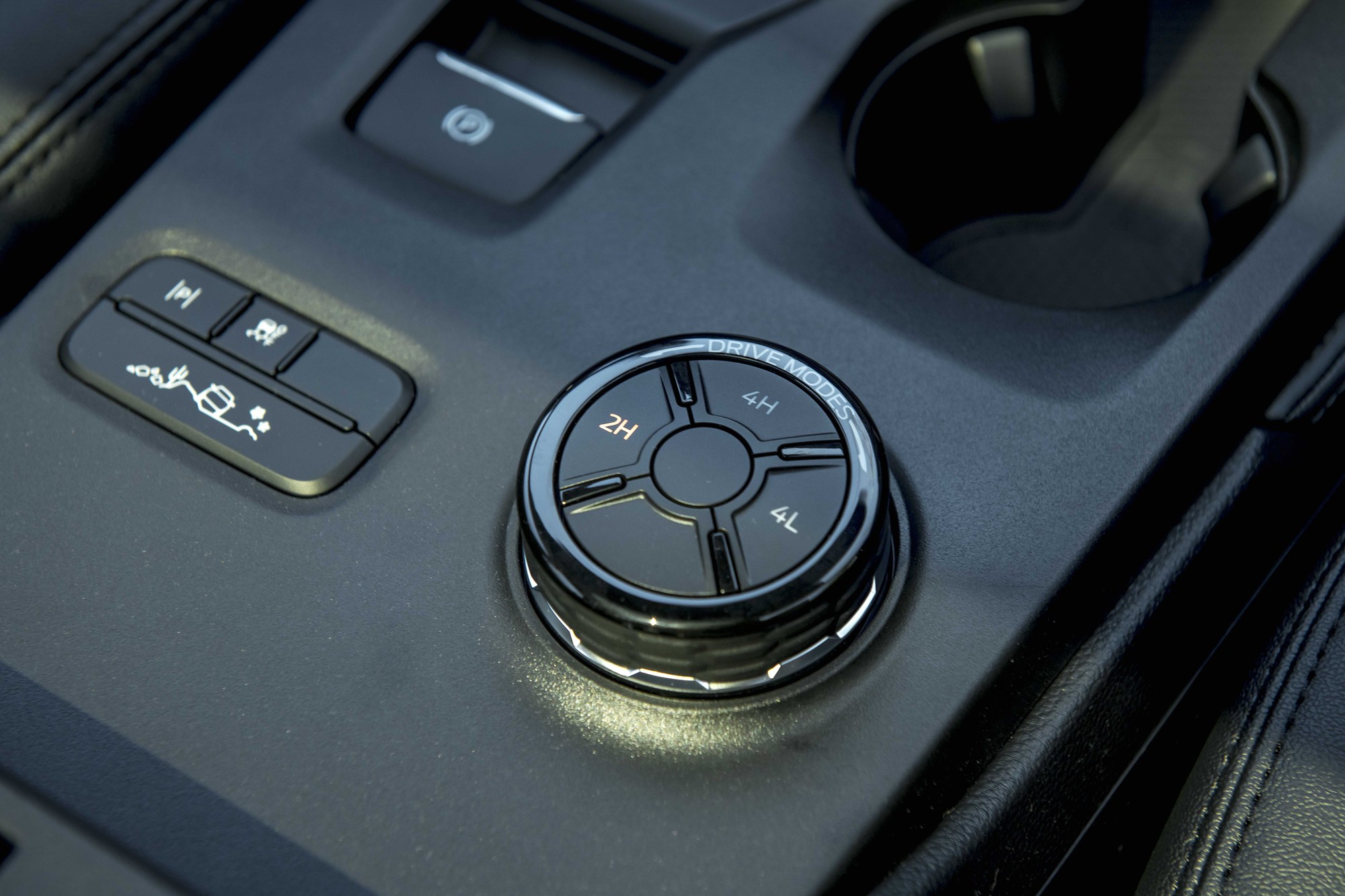 Ford Everest 2023 ra mắt với giá từ 1,099 tỷ đồng