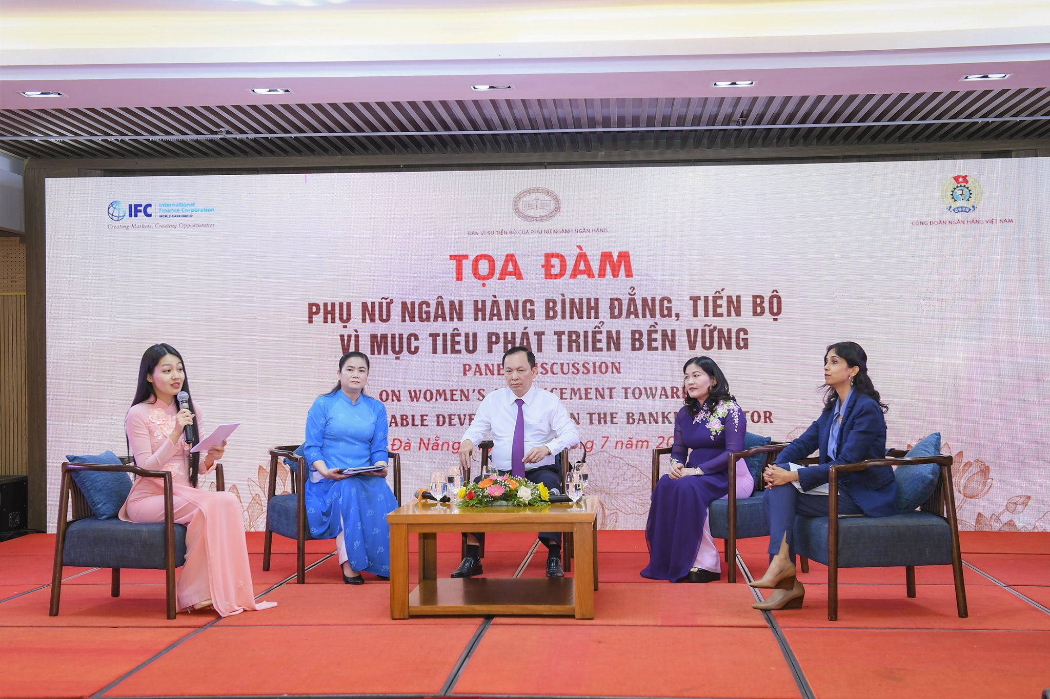 Sự đóng góp của lực lượng cán bộ nữ ngành Ngân hàng là rất trân trọng su dong gop cua luc luong can bo nu nganh ngan hang la rat dang ke