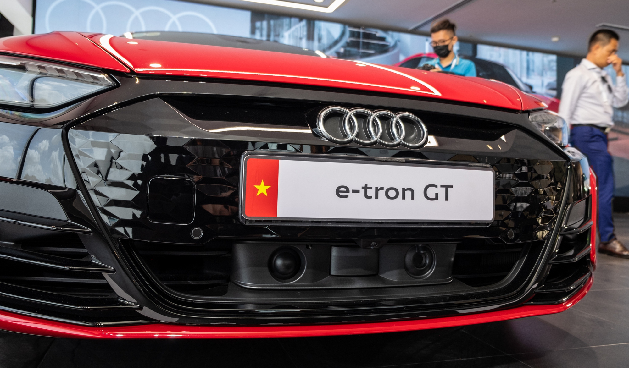 Audi e-tron GT ra mắt với giá từ 5,2 tỷ đồng