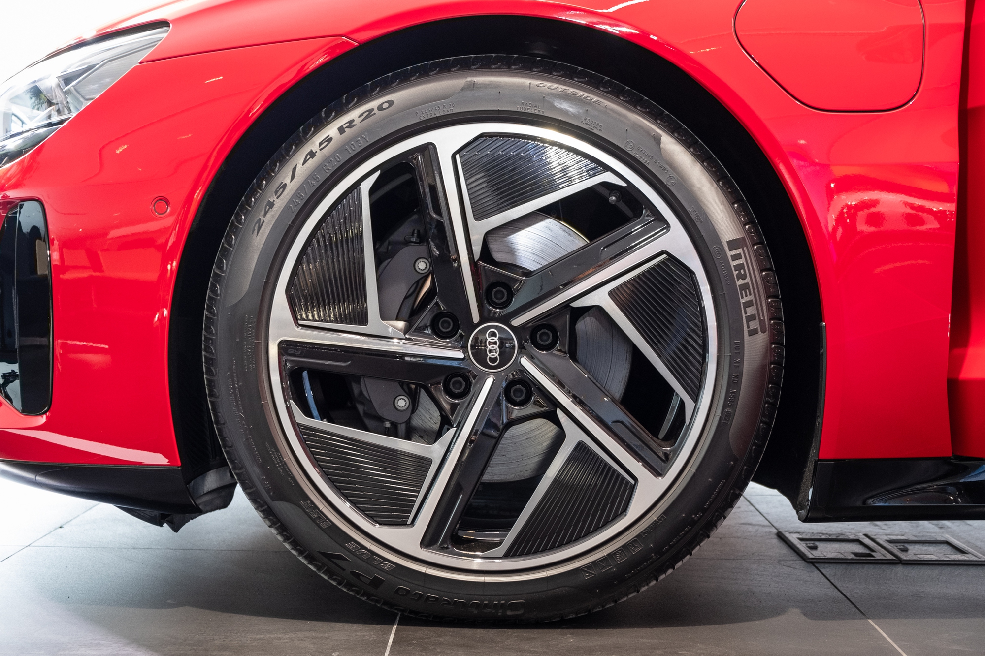 Audi e-tron GT ra mắt với giá từ 5,2 tỷ đồng