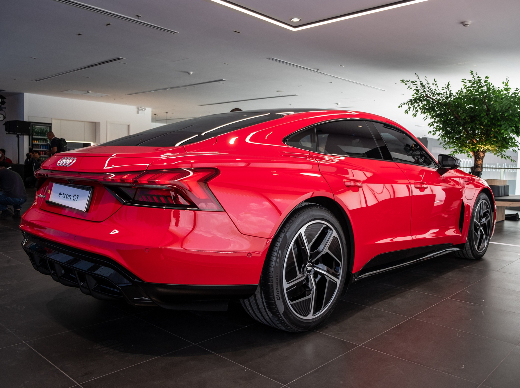 Audi e-tron GT ra mắt với giá từ 5,2 tỷ đồng