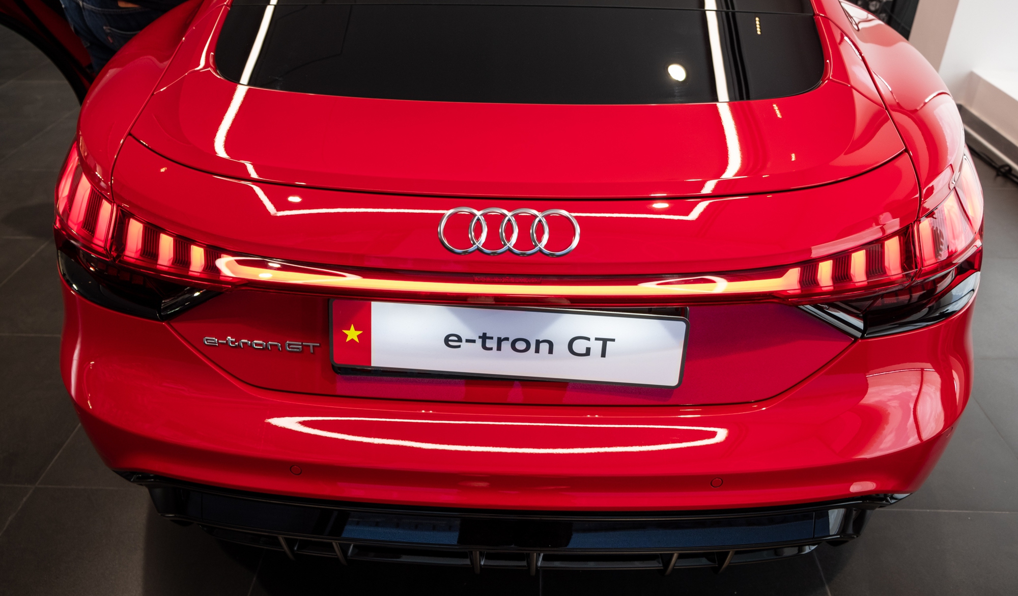 Audi e-tron GT ra mắt với giá từ 5,2 tỷ đồng