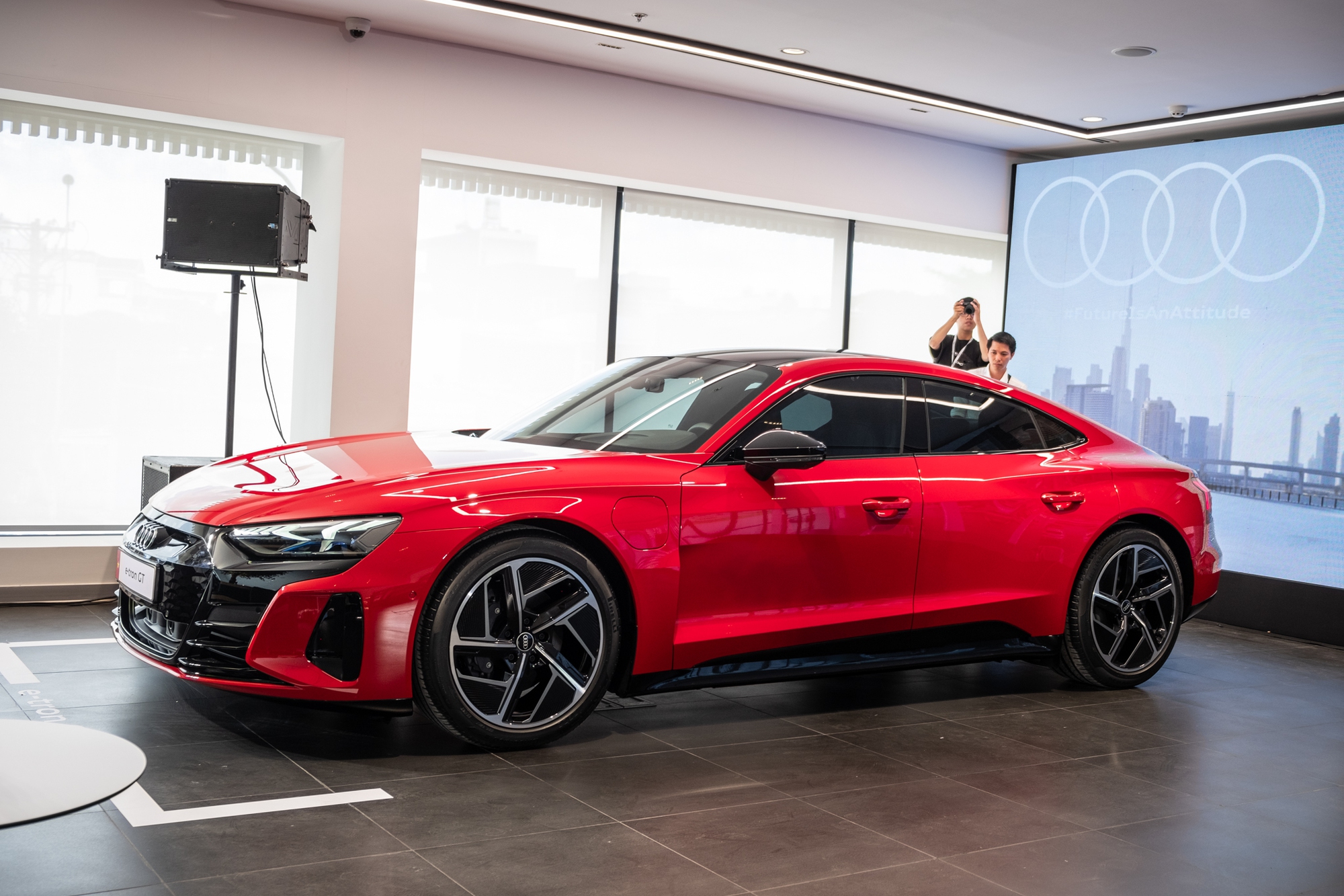 Audi e-tron GT ra mắt với giá từ 5,2 tỷ đồng