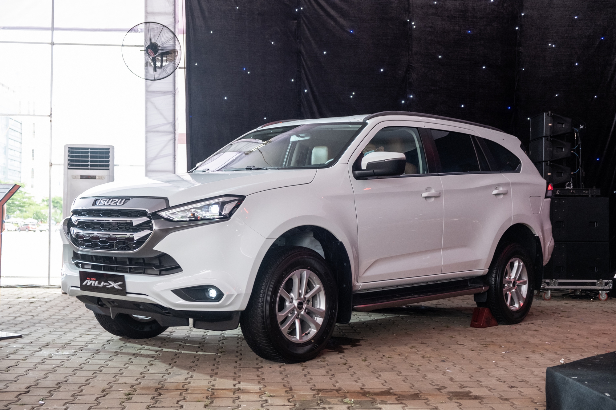 Isuzu mu-X 2022 phiên bản giá rẻ có gì?