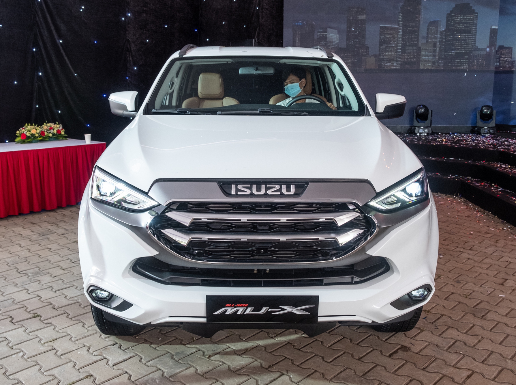 Isuzu mu-X 2022 phiên bản giá rẻ có gì?