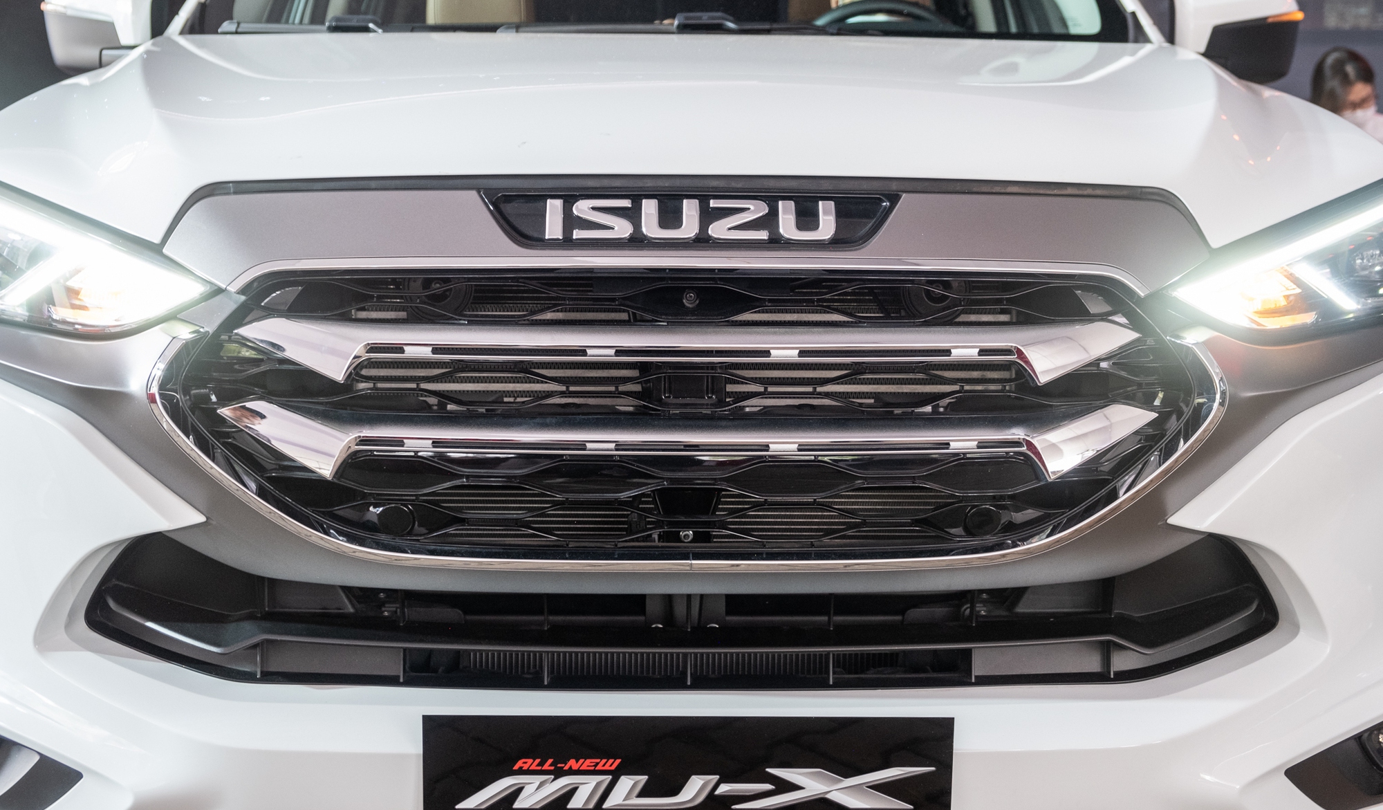 Isuzu mu-X 2022 phiên bản giá rẻ có gì?