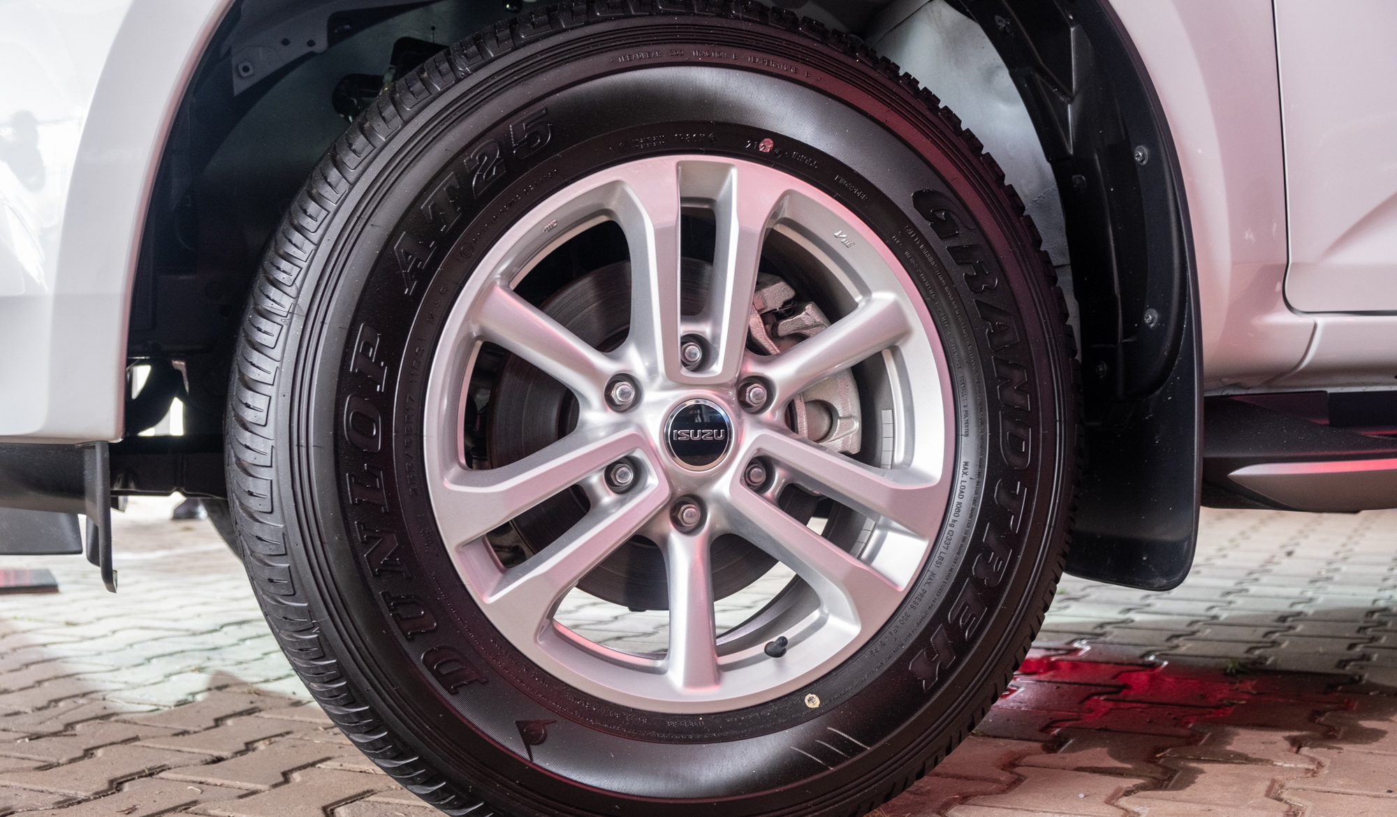 Isuzu mu-X 2022 phiên bản giá rẻ có gì?