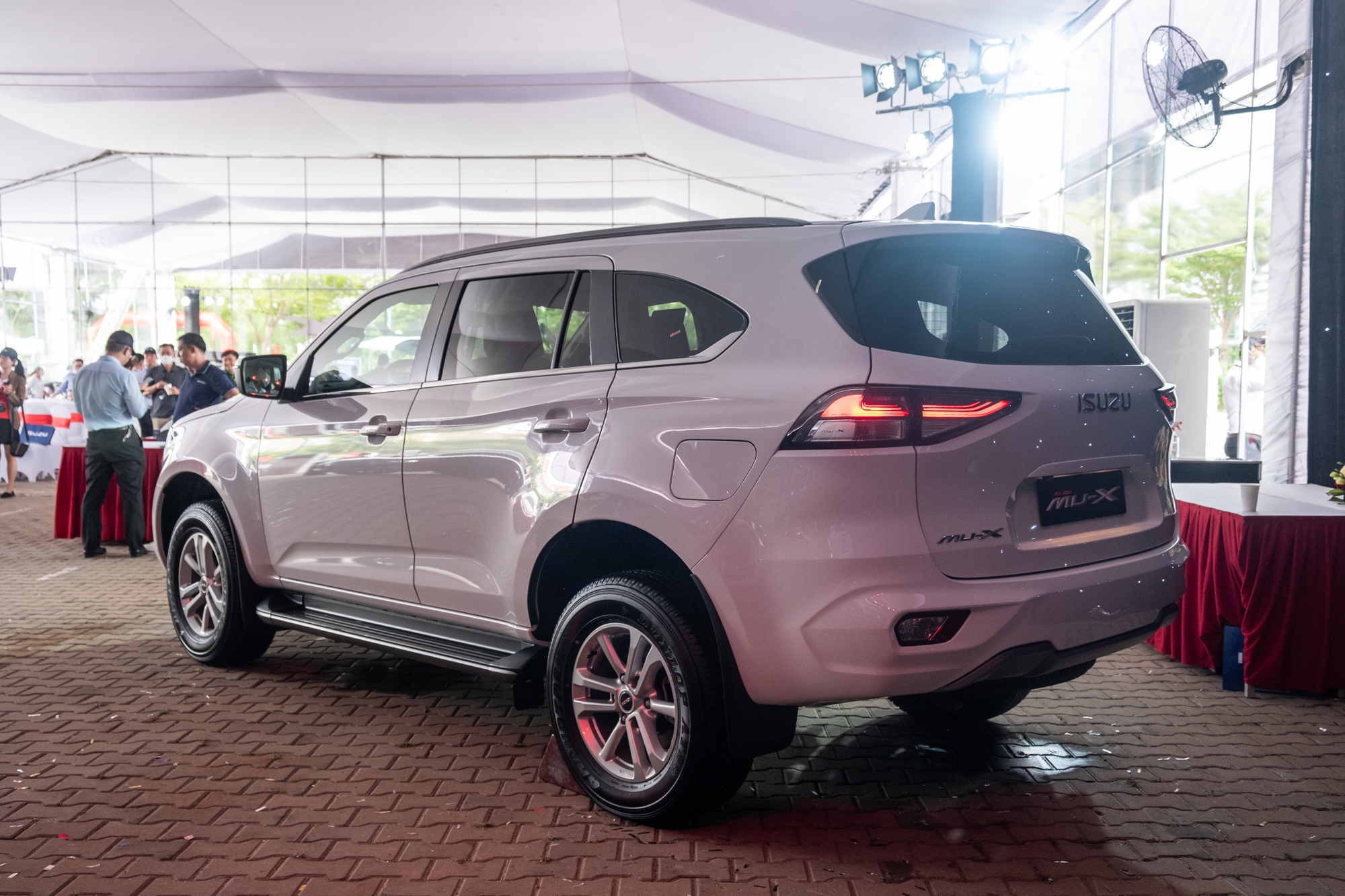 Isuzu mu-X 2022 phiên bản giá rẻ có gì?