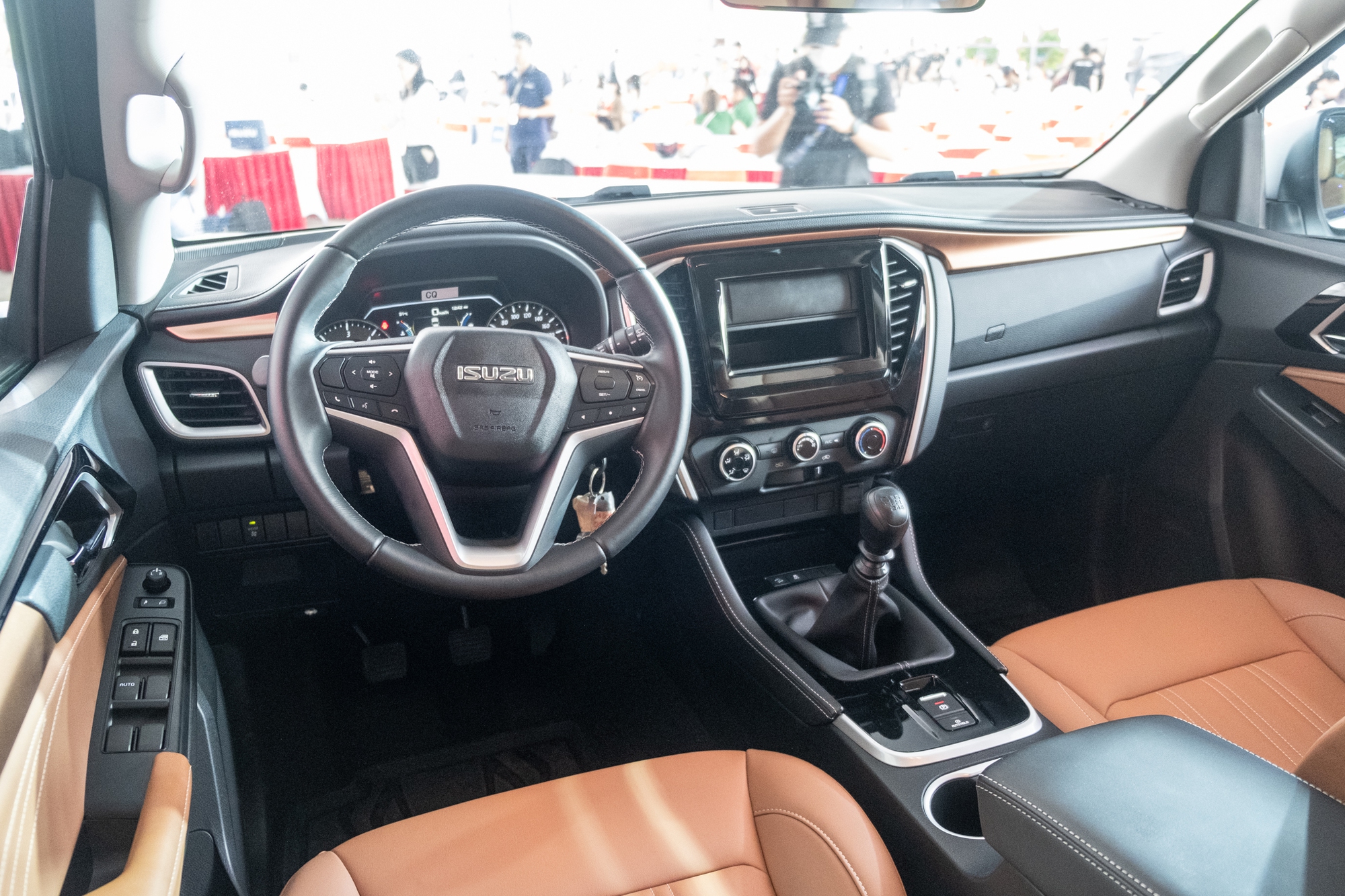 Isuzu mu-X 2022 phiên bản giá rẻ có gì?