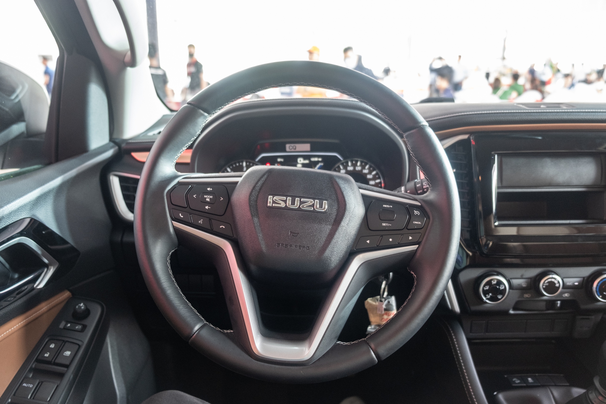 Isuzu mu-X 2022 phiên bản giá rẻ có gì?