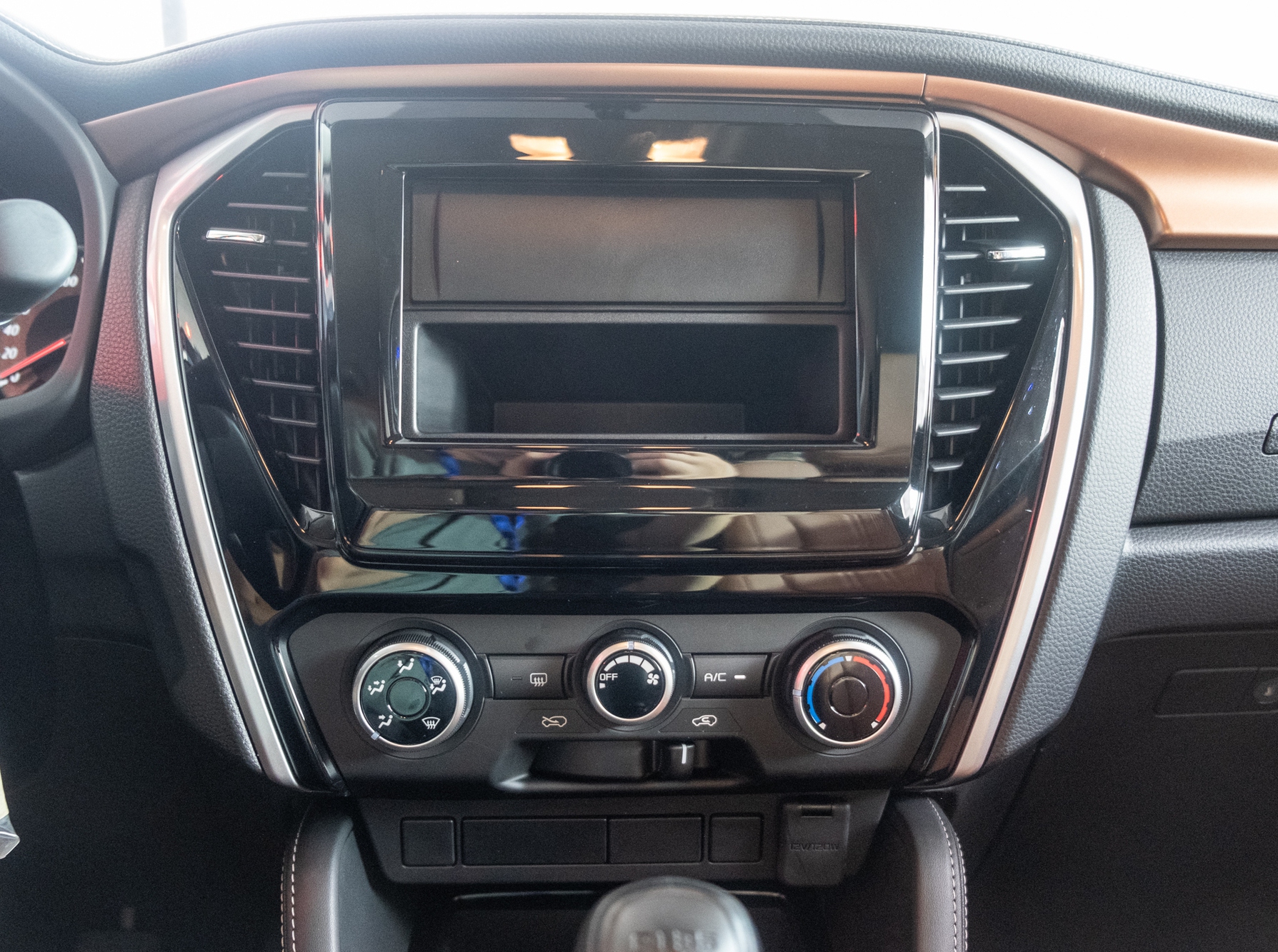 Isuzu mu-X 2022 phiên bản giá rẻ có gì?