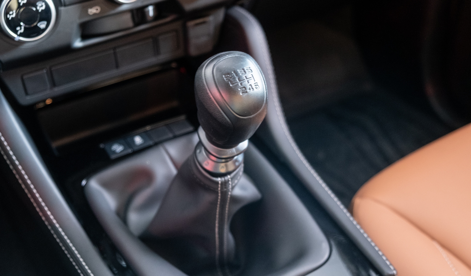 Isuzu mu-X 2022 phiên bản giá rẻ có gì?