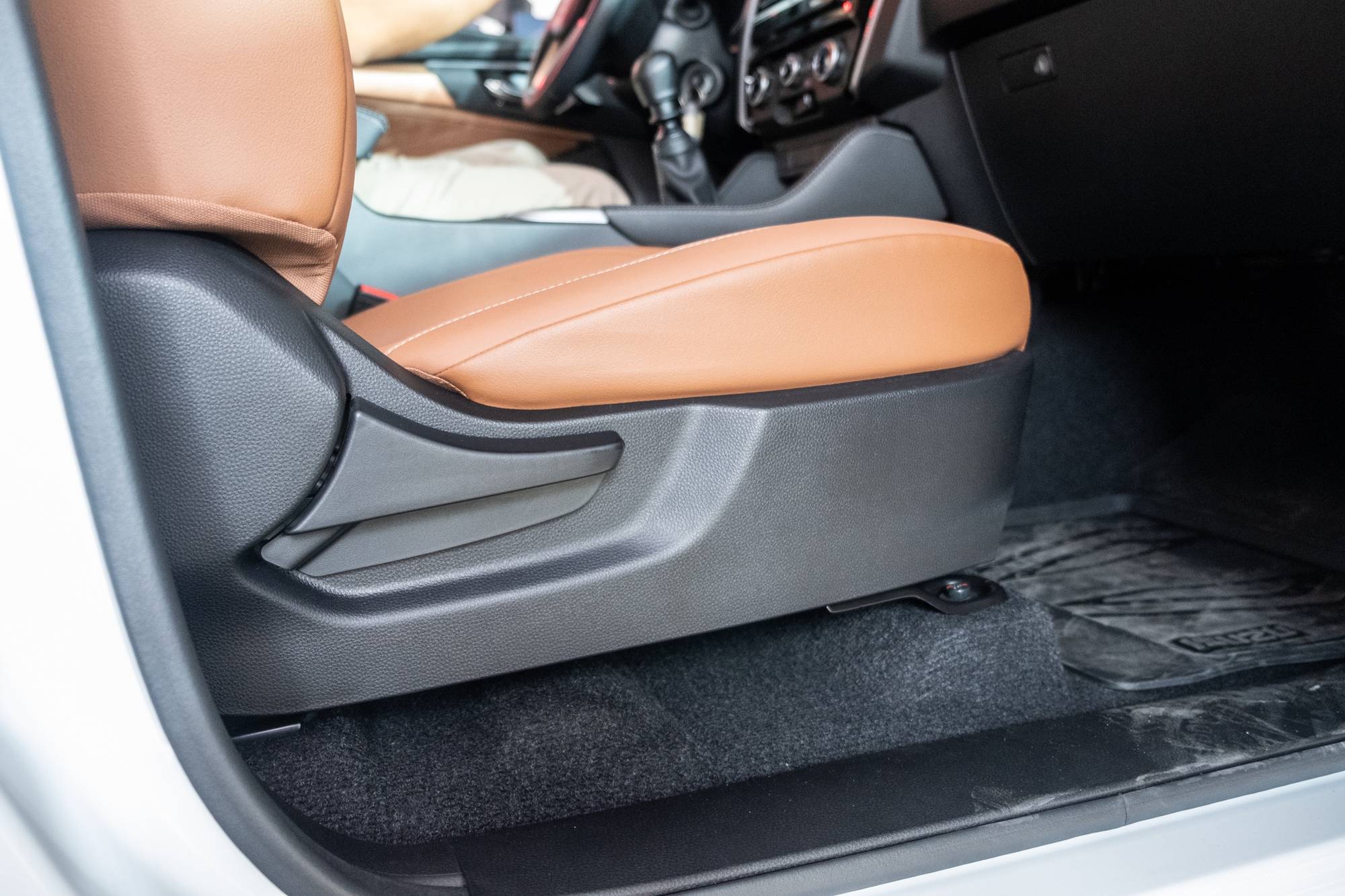 Isuzu mu-X 2022 phiên bản giá rẻ có gì?