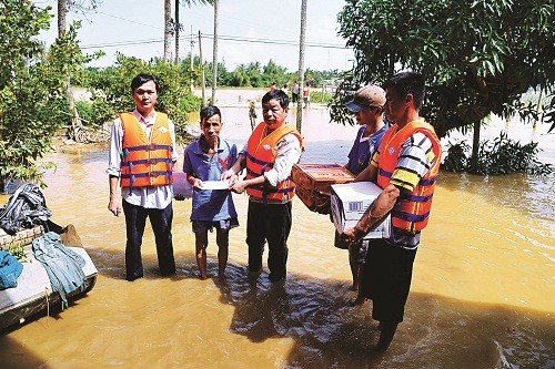 Tình người trong hoạn nạn