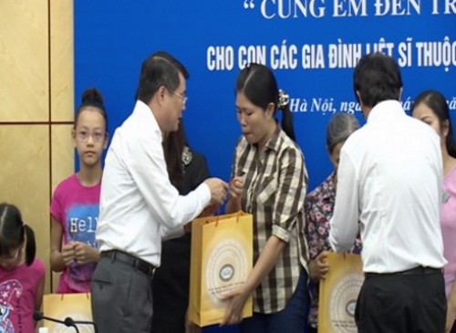 Ngành Ngân hàng tặng học bổng cho con của các liệt sỹ tổ bay CASA 212