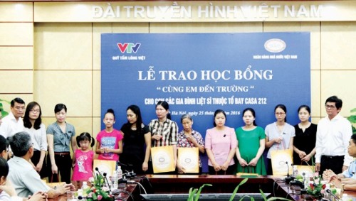 Ngành Ngân hàng tặng học bổng cho con của các liệt sỹ tổ bay CASA 212