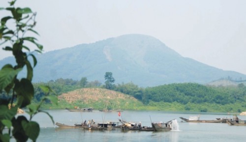 Ngang nhiên khai thác tài nguyên trái phép