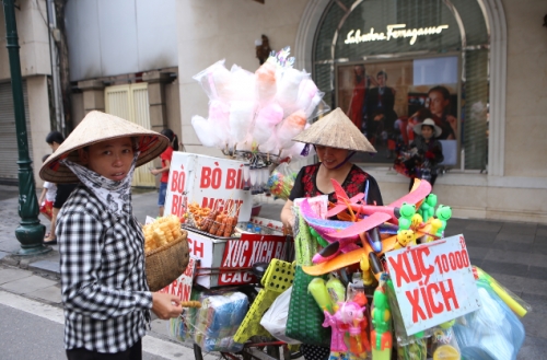 Bất cập ở phố đi bộ Hồ Gươm