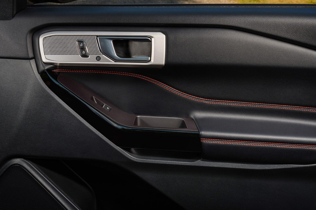 ford explorer bo sung phien ban ngoai that the thao