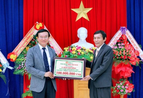 Đại học Đông Á trao học bổng cho học sinh, sinh viên