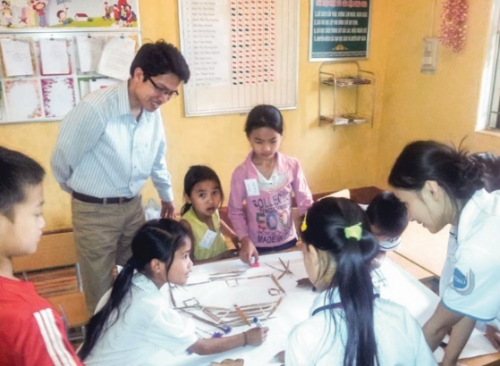 Nhà thơ về quê lập thư viện