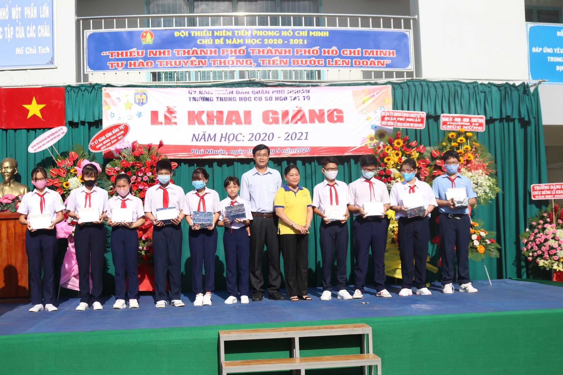 PNJ trao học bổng cho học sinh nghèo hiếu học pnj trao hoc bong cho hoc sinh ngheo hieu hoc