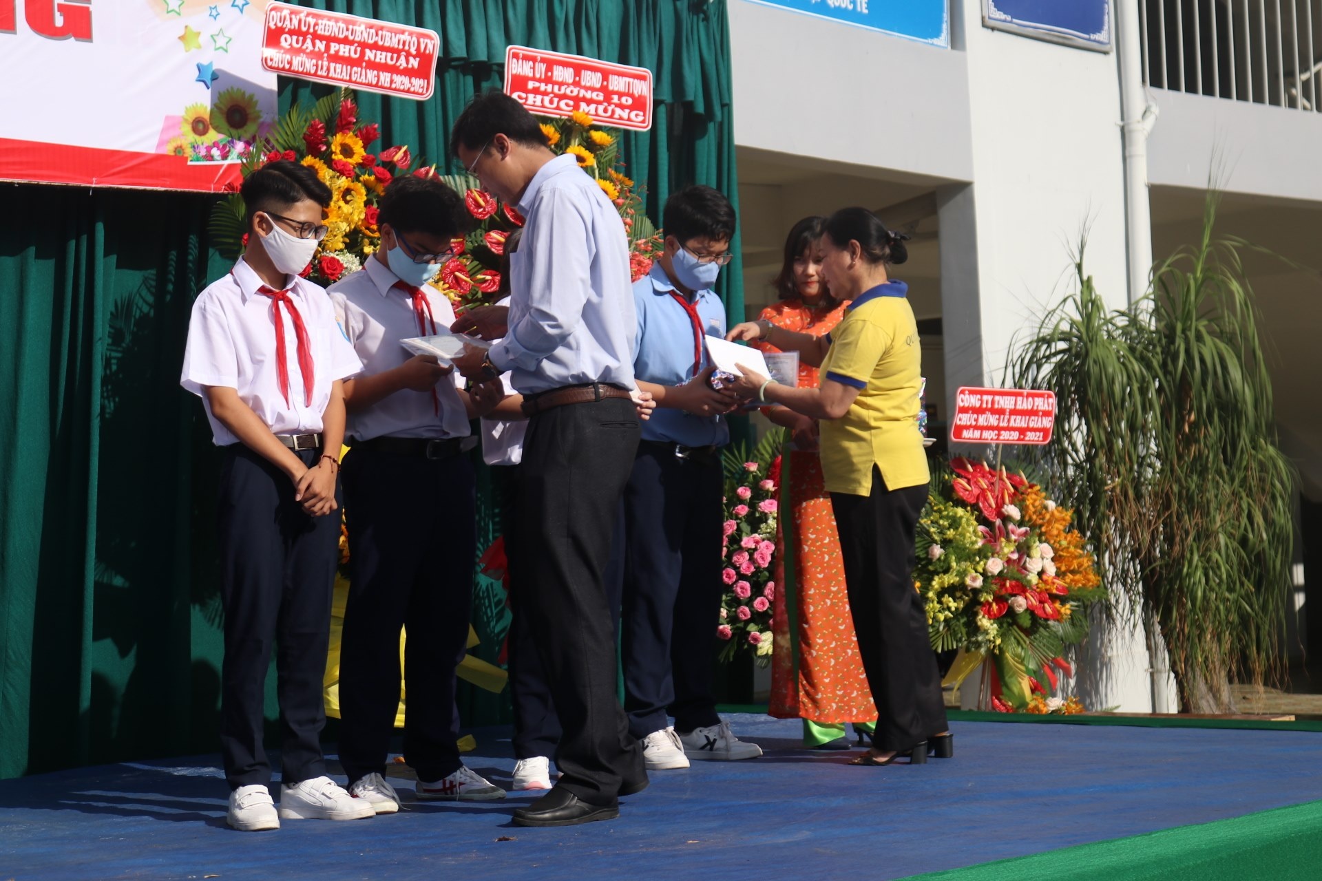 PNJ trao học bổng cho học sinh nghèo hiếu học pnj trao hoc bong cho hoc sinh ngheo hieu hoc