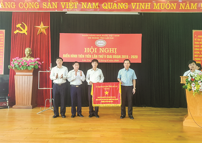 NHNN Chi nhánh tỉnh Lào Cai: Đổi mới, sáng tạo trong công tác thi đua khen thưởng nhnn chi nhanh tinh lao cai doi moi sang tao trong cong tac thi dua khen thuong
