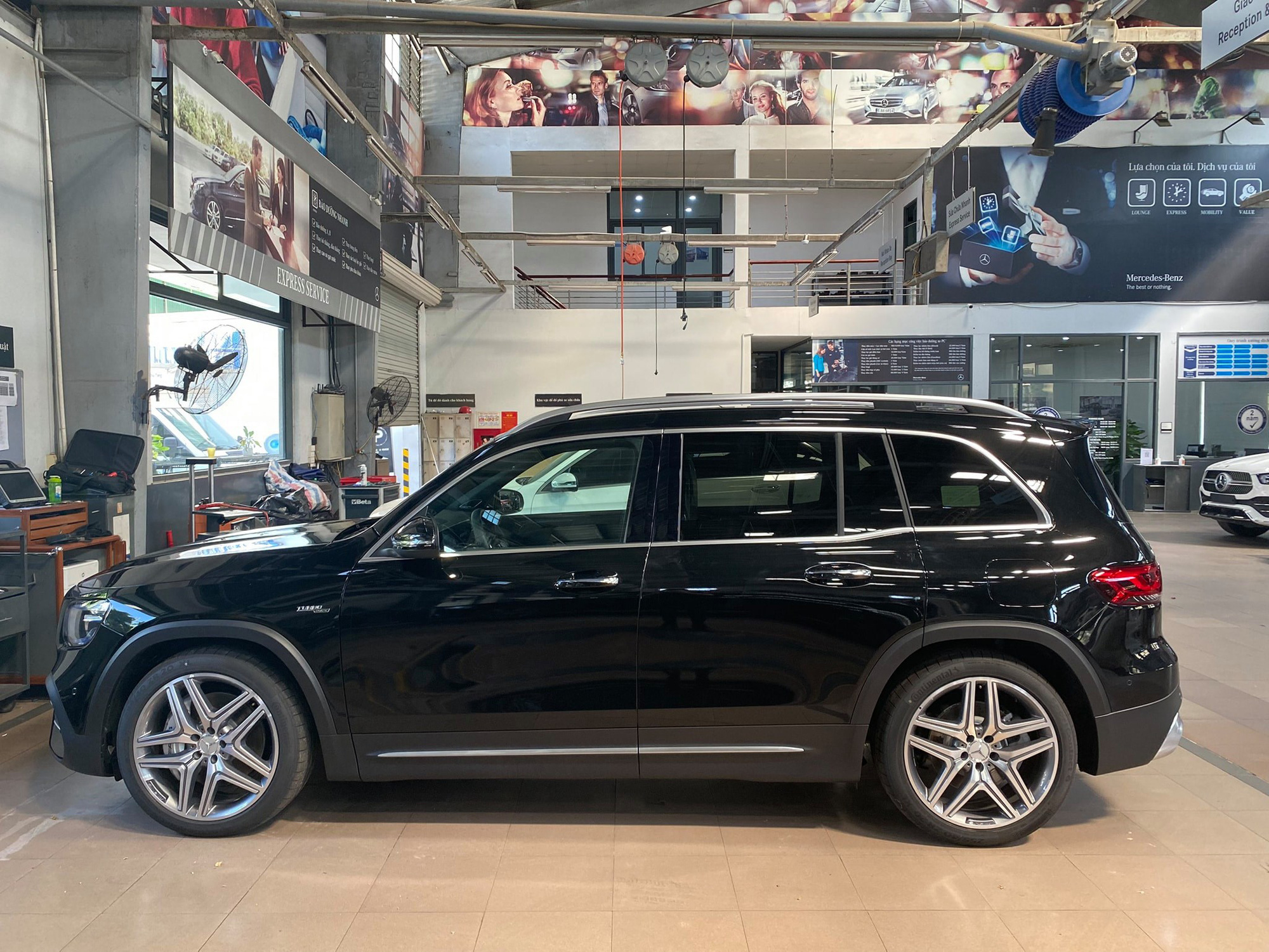 Cận cảnh Mercedes-AMG GLB 35 vừa cập bến thị trường Việt