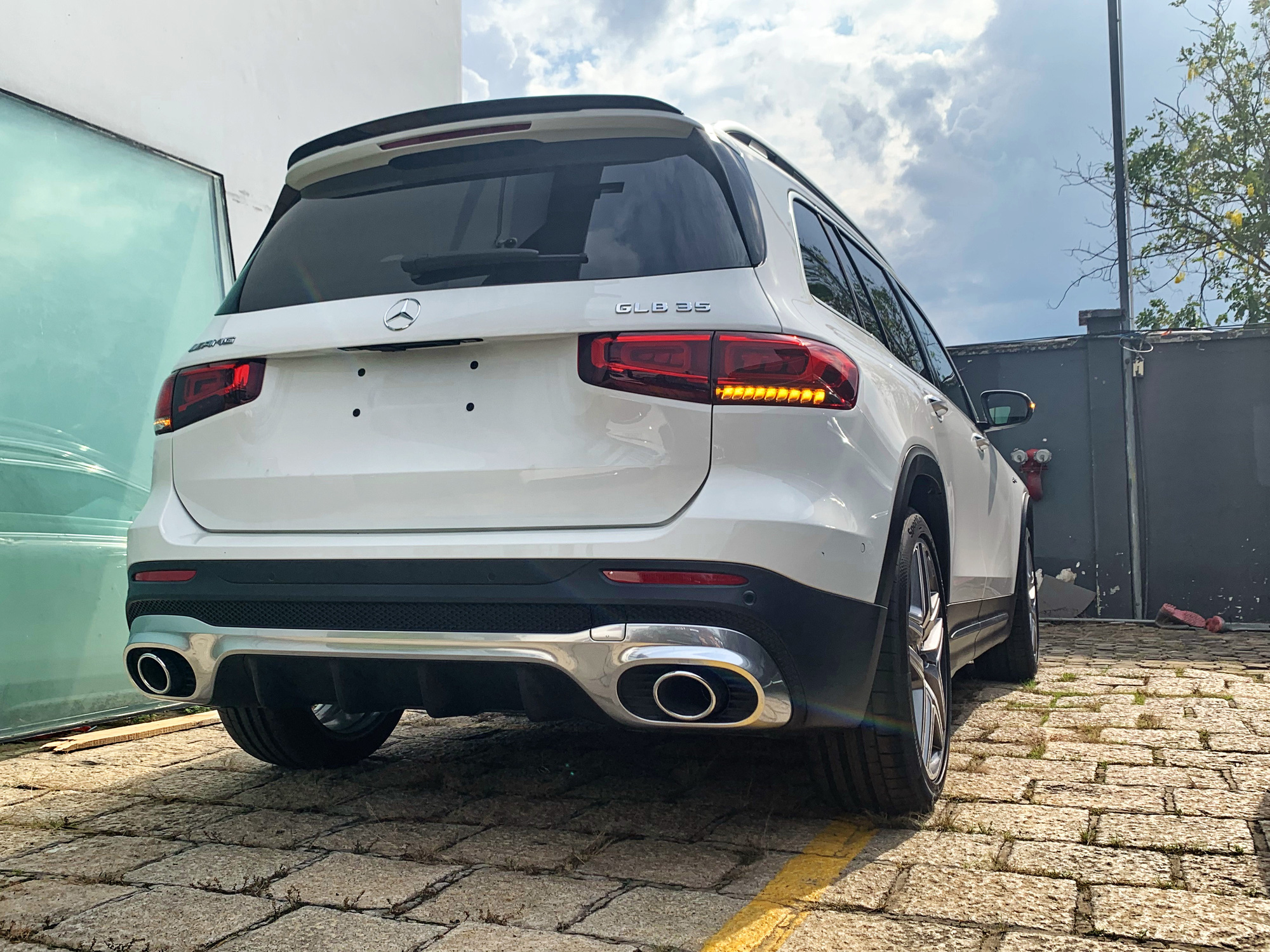 Cận cảnh Mercedes-AMG GLB 35 vừa cập bến thị trường Việt