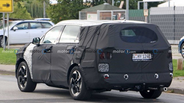 Kia Sorento 2023 lần đầu lộ diện Kia Sorento 2023 lần đầu lộ diện