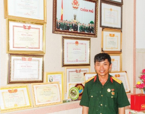 Một nông dân có hai ky bằng khen