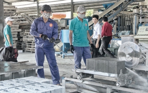 Đưa gạch không nung ra thị trường