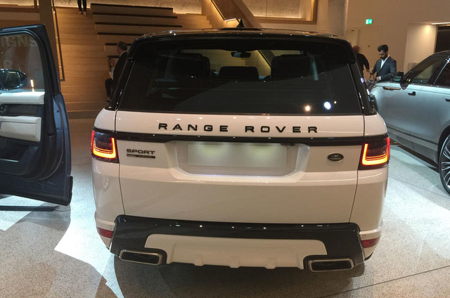 Lần đầu chiêm ngưỡng vẻ đẹp bằng xương, bằng thịt của Range Rover Sport 2018 - Ảnh 3. Lần đầu chiêm ngưỡng vẻ đẹp bằng xương, bằng thịt của Range Rover Sport 2018 - Ảnh 3.