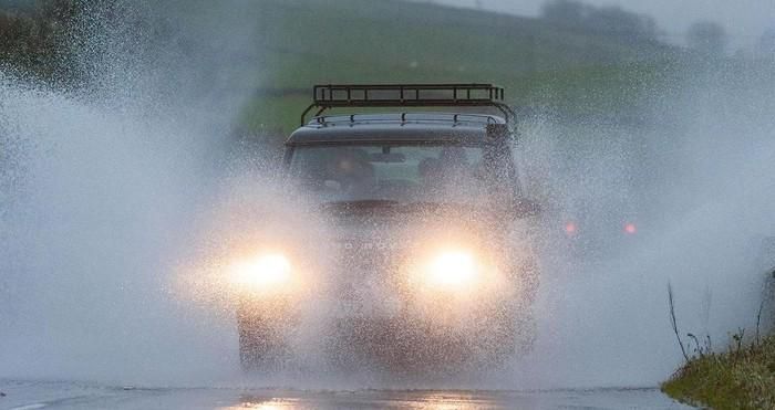 6 nguyen tac khi lai xe o to duoi troi mua bao