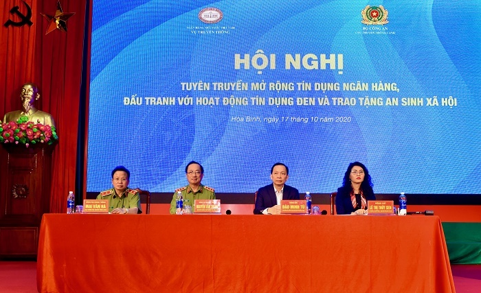 nganh ngan hang chung tay dau tranh day lui tin dung den