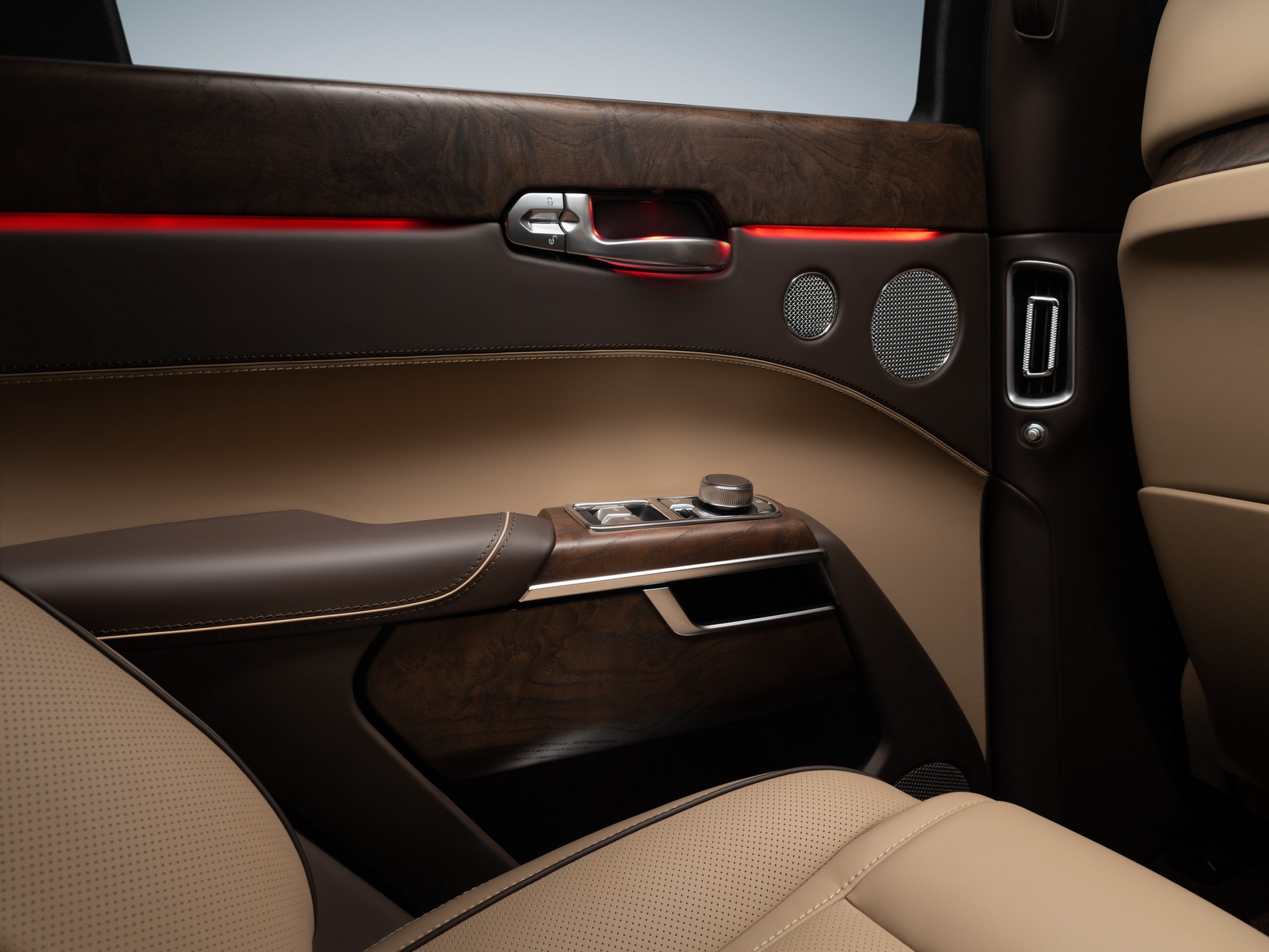 Thương hiệu xe hạng sang của Nga ra mắt SUV mới Aurus Komendant