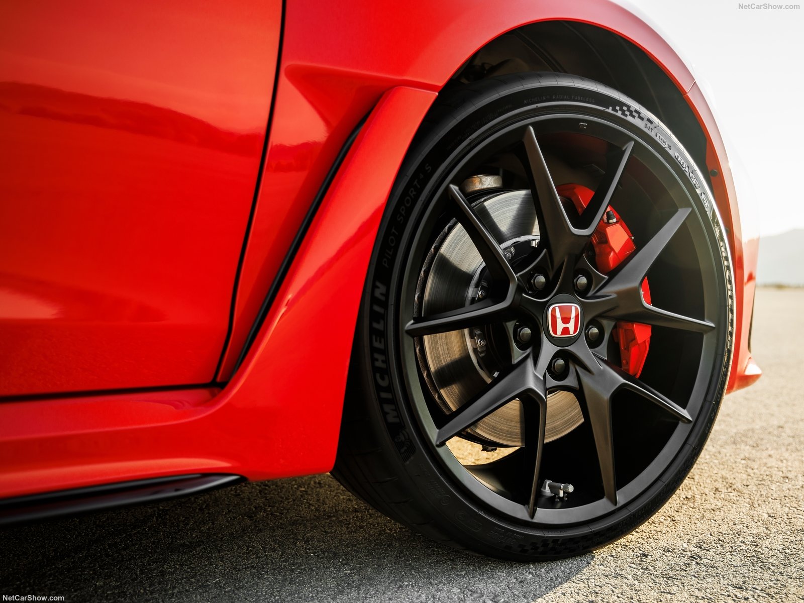 Honda Civic Type R 2023 có giá bán dự kiến dưới 2 tỷ đồng