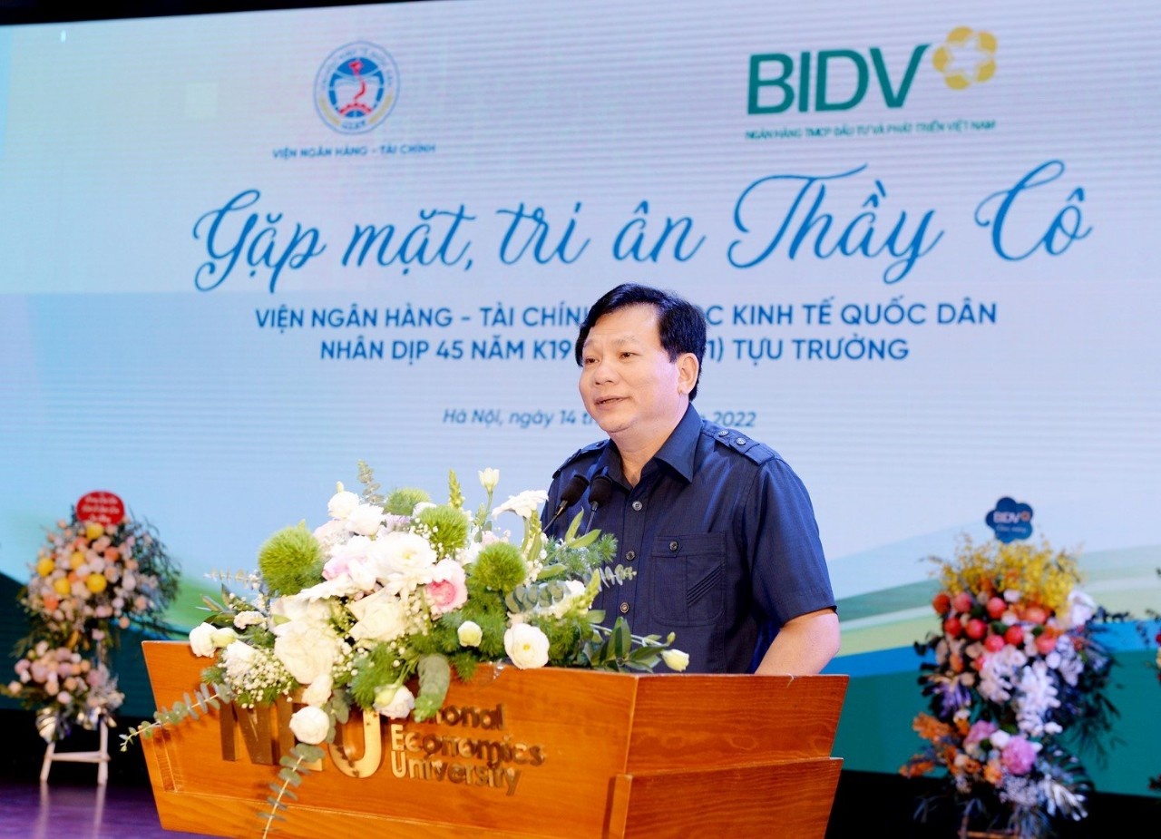 trao hoc bong cho sinh vien tieu bieu nganh tai chinh ngan hang