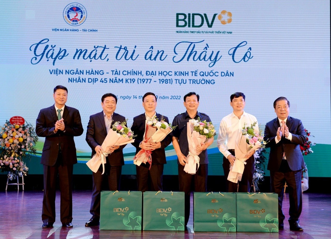 trao hoc bong cho sinh vien tieu bieu nganh tai chinh ngan hang