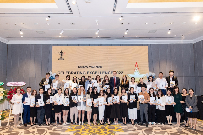 gan 200 chuyen gia tai chinh nhan bang va chung chi cua icaew