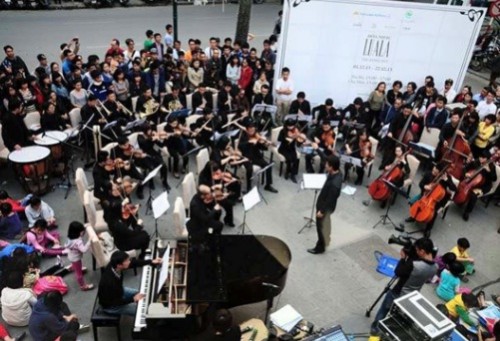 Âm nhạc lại về trên hè phố