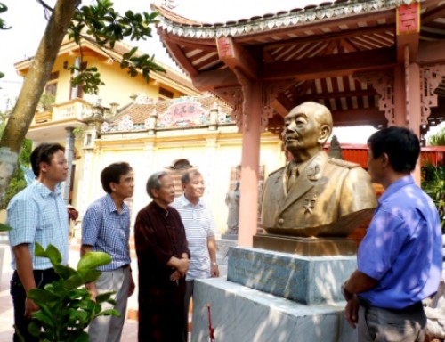 Xum xuê vườn tượng danh nhân Xum xuê vườn tượng danh nhân