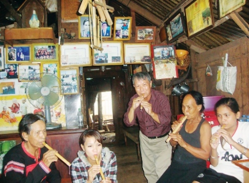 Nhà thơ Vương Tâm: Hết mình với đam mê Nhà thơ Vương Tâm: Hết mình với đam mê